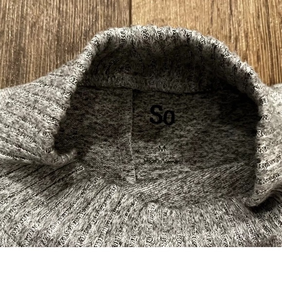 SO Junior Girls Gray Cropped Knit Pullover Sweater Size Medium, Mock Neck, NEW - Picture 7 of 8